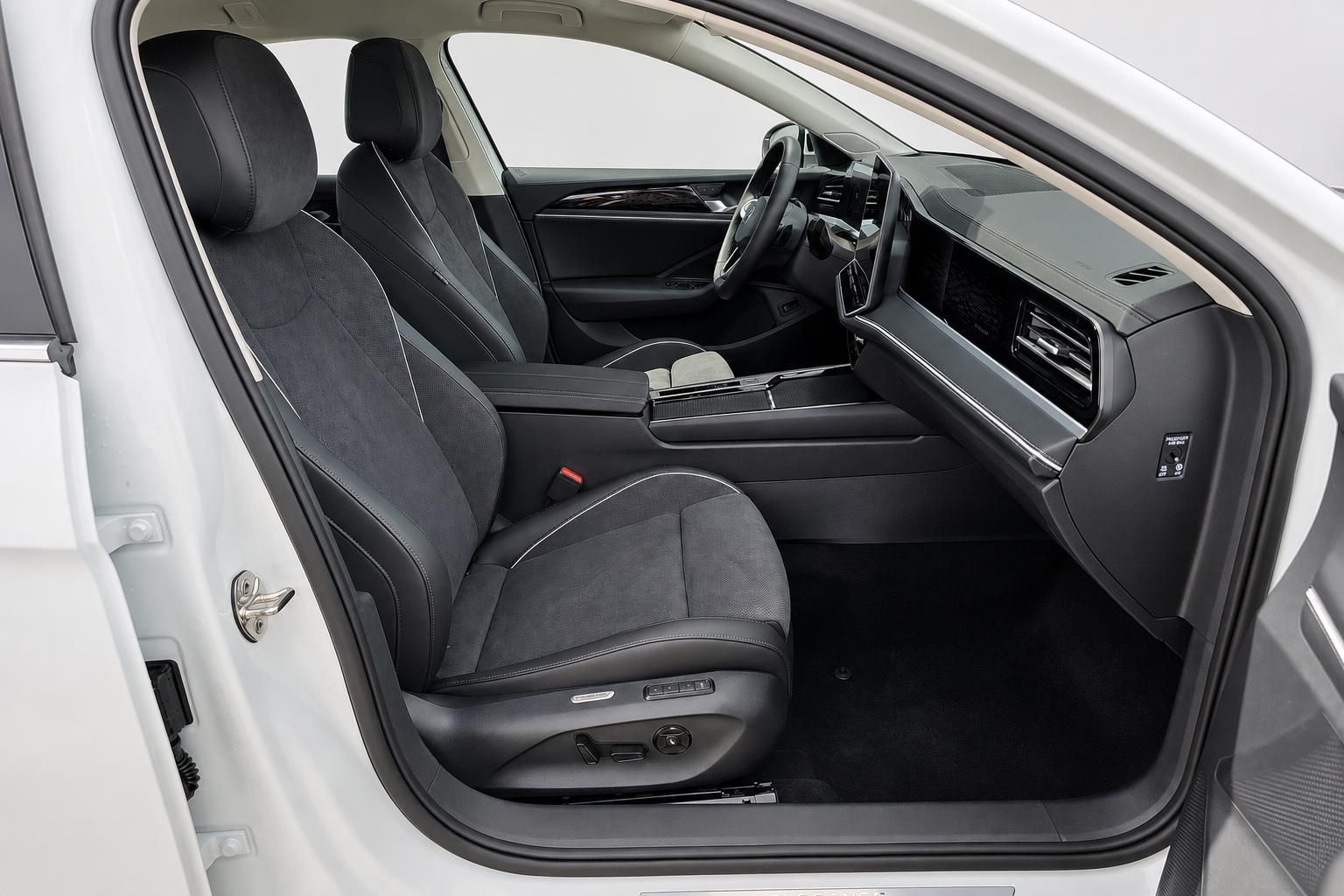 Innenraumansicht VW Passat mit Sitzen und Armaturenbrett