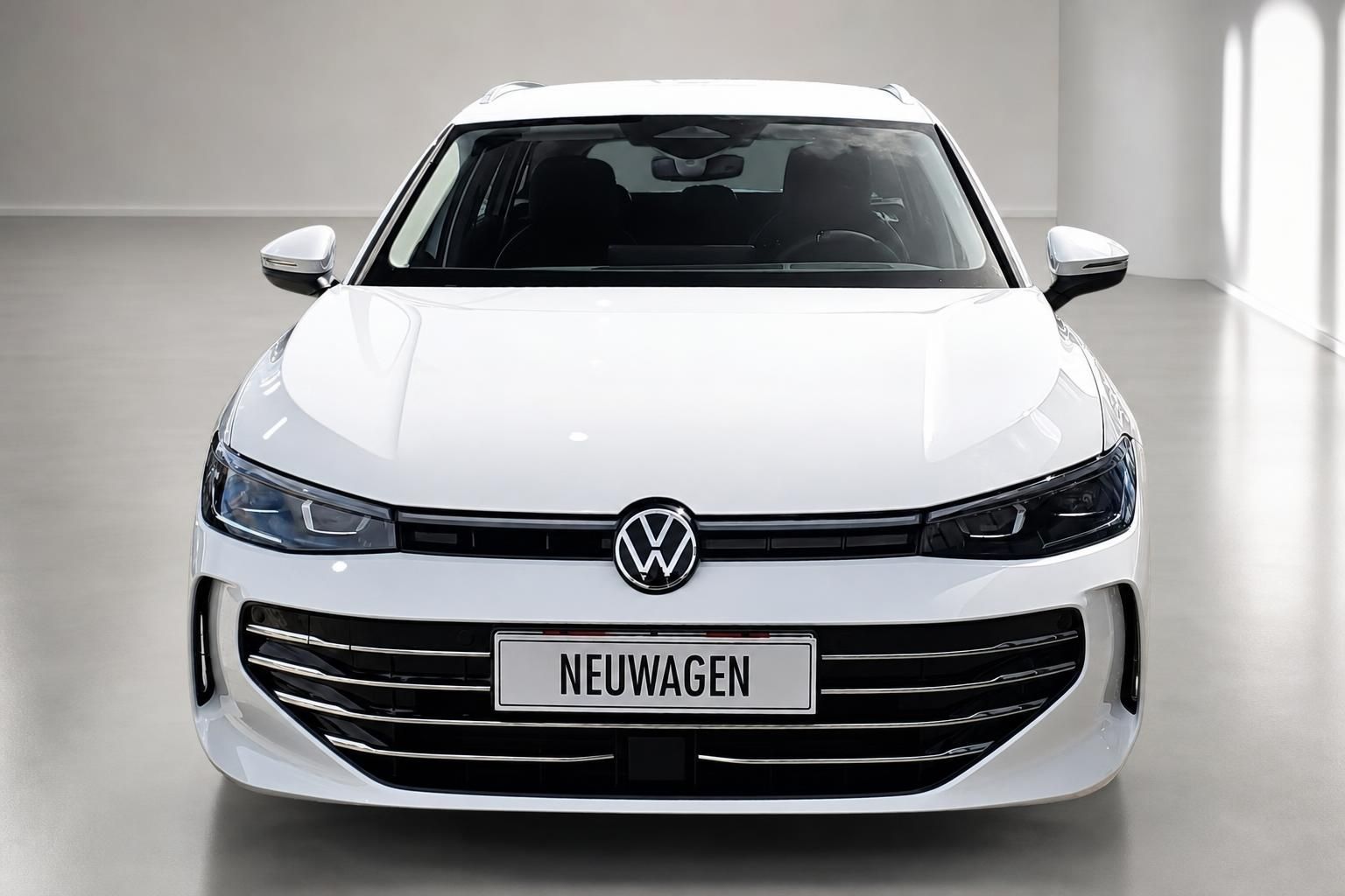VW Passat Variant weiß Frontansicht Neuwagen im Showroom