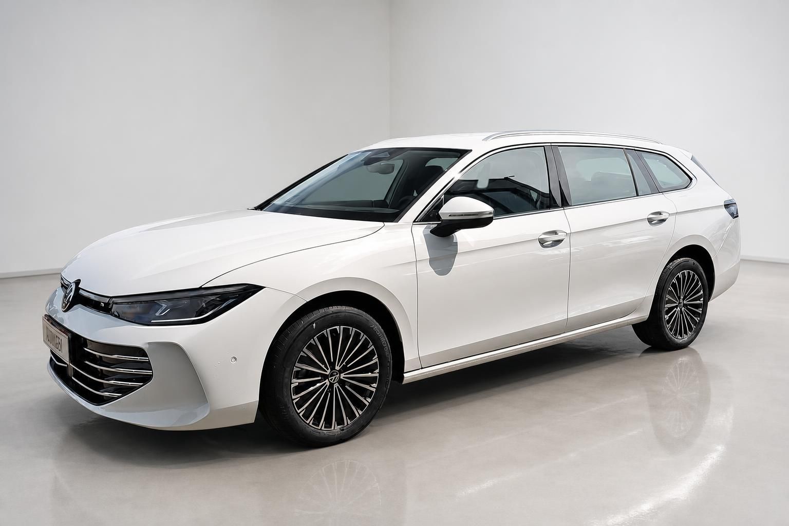 VW Passat Variant weiß Frontansicht schräg im Showroom