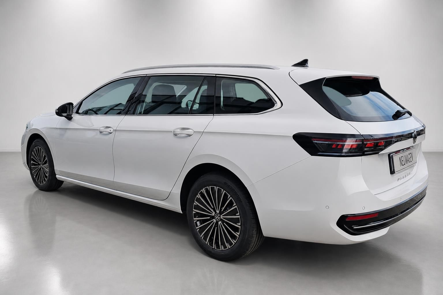 VW Passat Variant weiß Heckansicht schräg Neuwagen Kombi