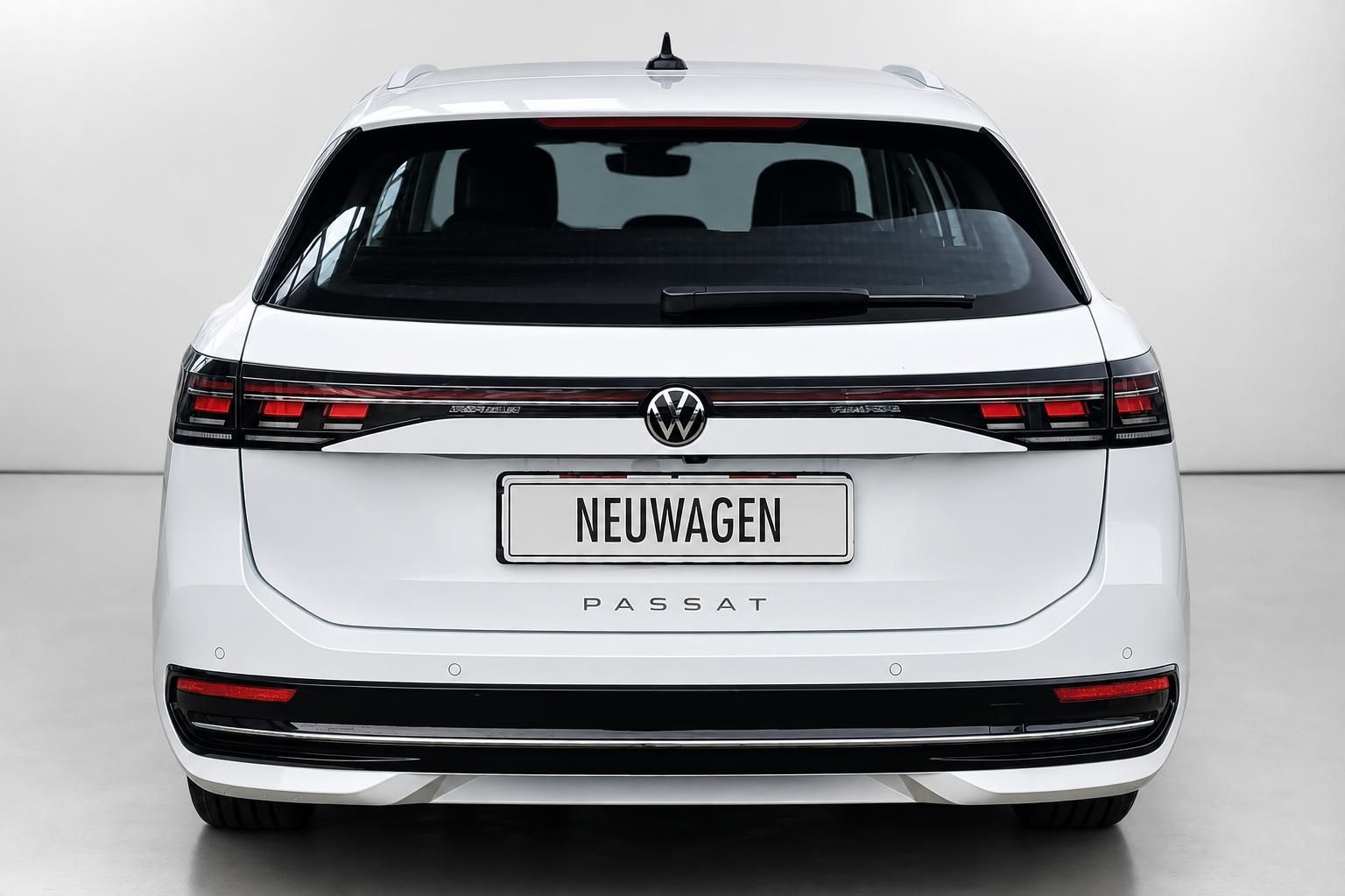 VW Passat Variant weiß, direkte Heckansicht mit Kennzeichen