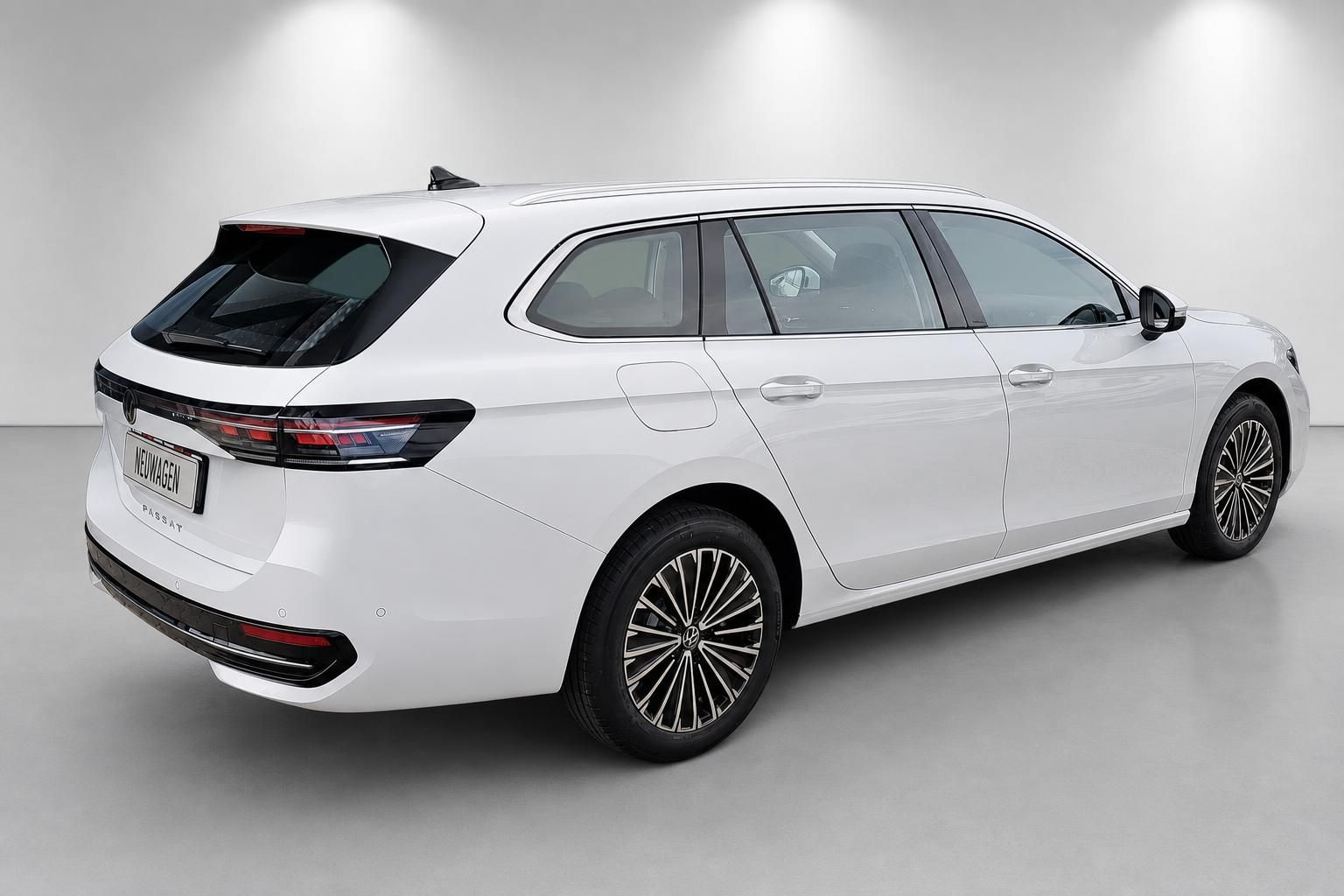VW Passat Variant weiß, Heckansicht schräg im Studio