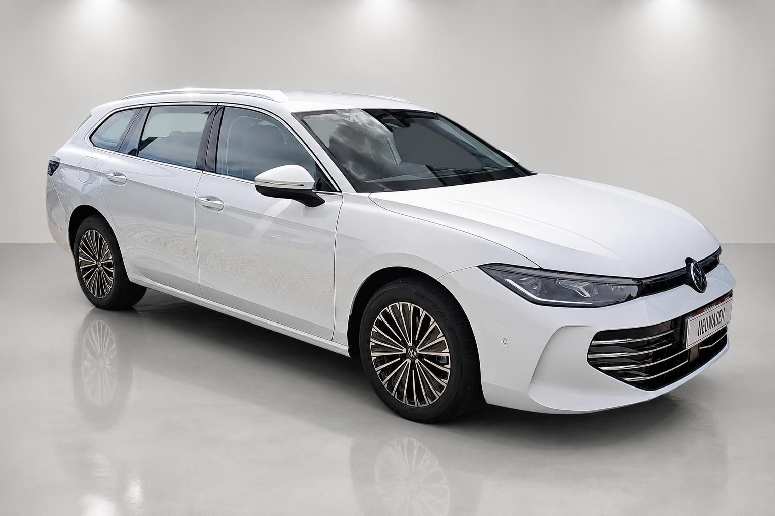 VW Passat Variant weiß, Frontansicht schräg im Studio