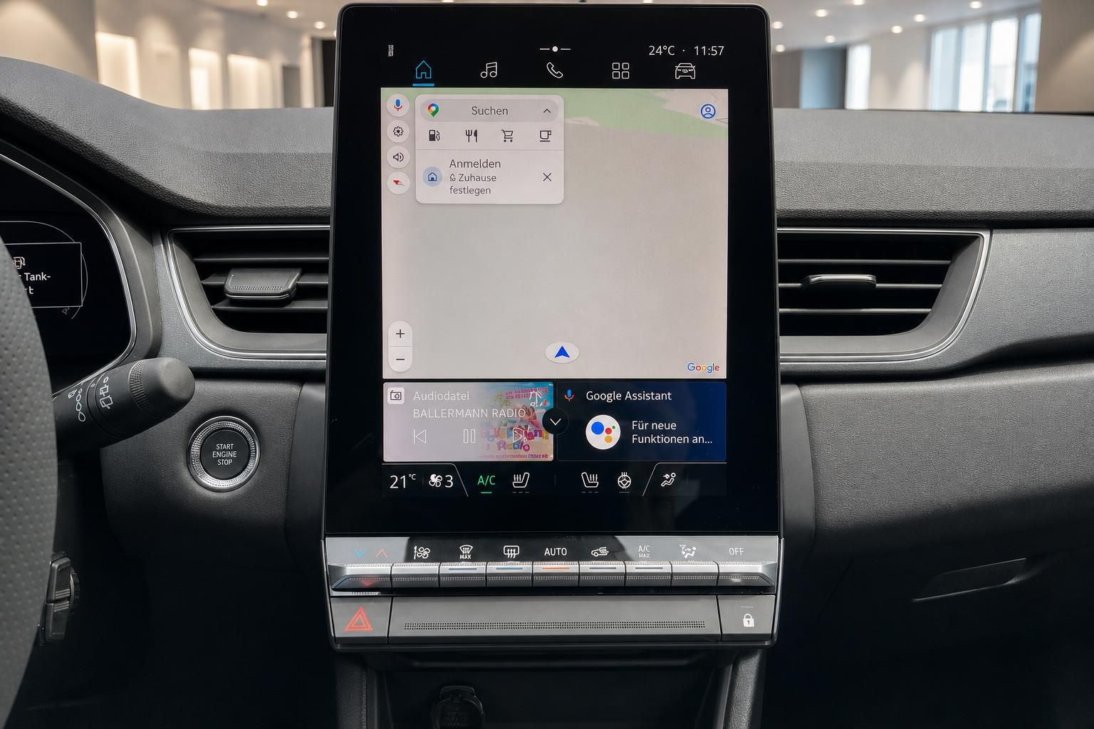 Touchscreen Infotainment mit Navigation und Klimabedienung im Cockpit