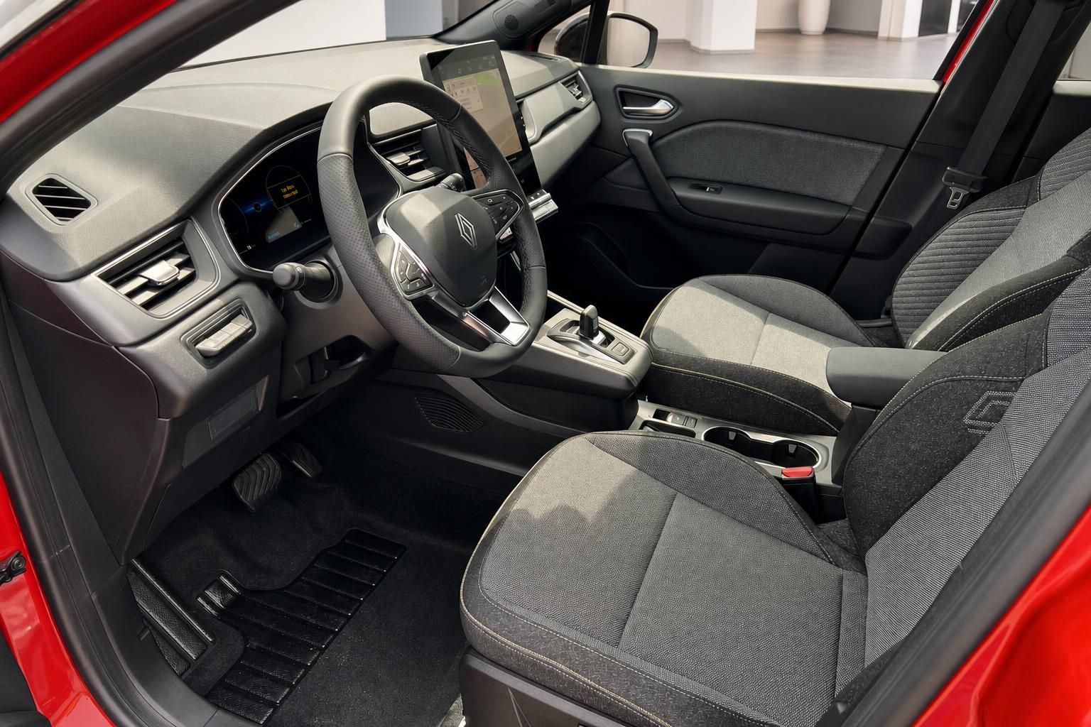 Renault Captur Innenraum Cockpit mit Sitzen und Lenkrad
