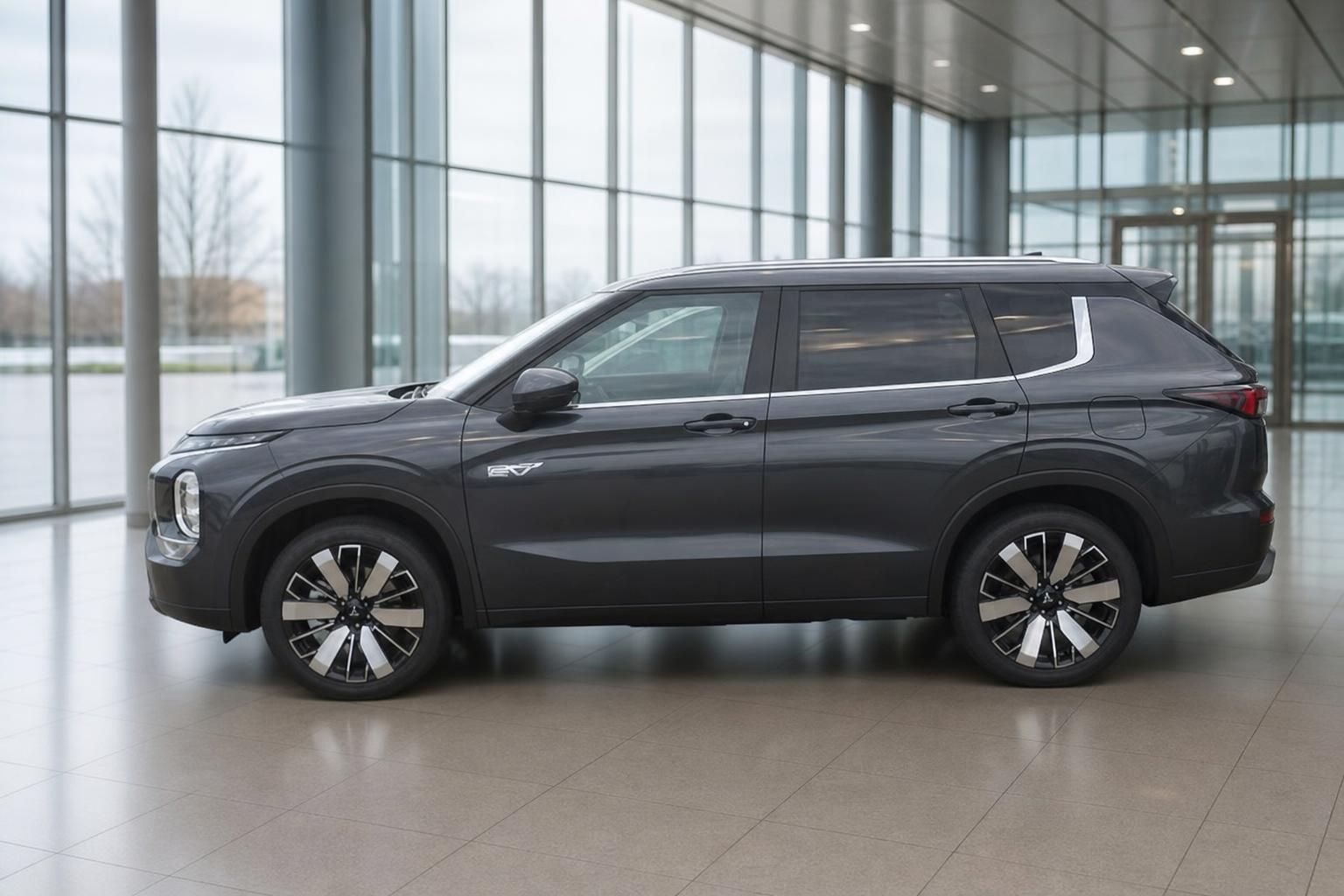 Mitsubishi Outlander PHEV grau Seitenansicht SUV Autohaus Showroom