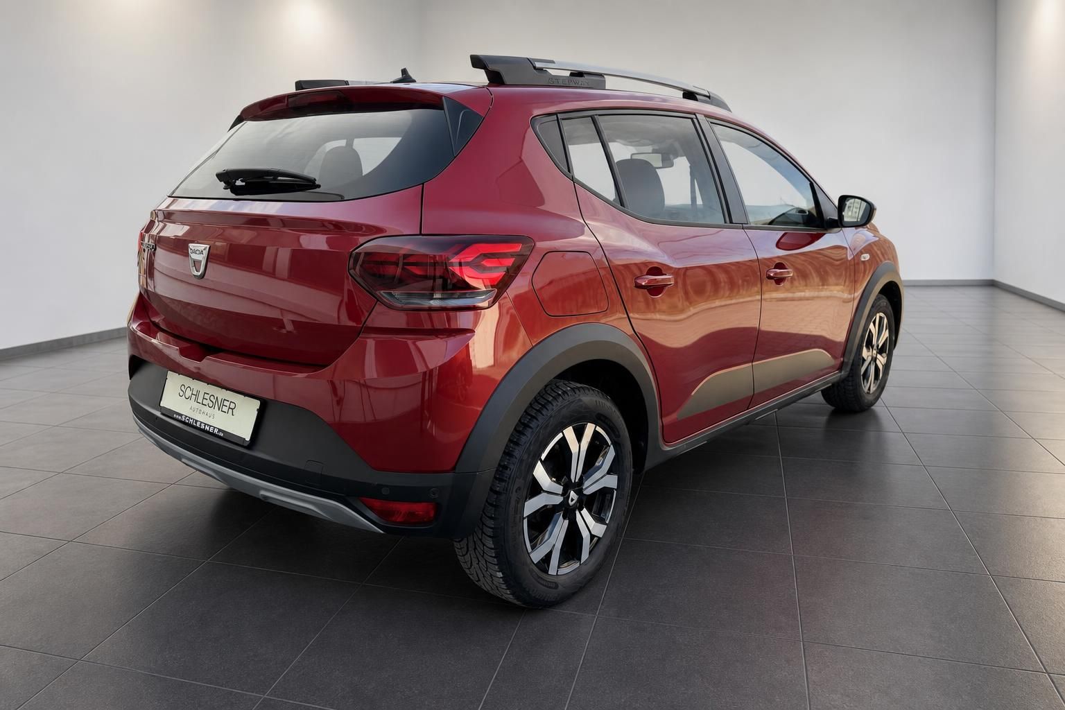 Dacia Sandero Stepway in Rot, Heckansicht schräg, Autohaus Schlesner