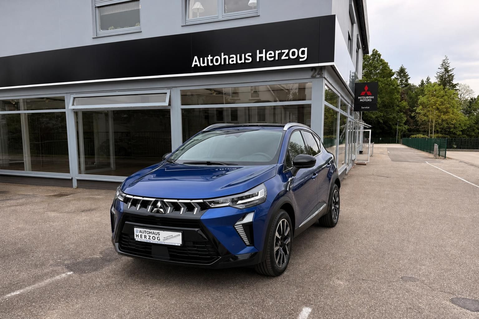Mitsubishi ASX blau Frontansicht vor Autohaus Herzog - Kompakt-SUV mit modernem Design