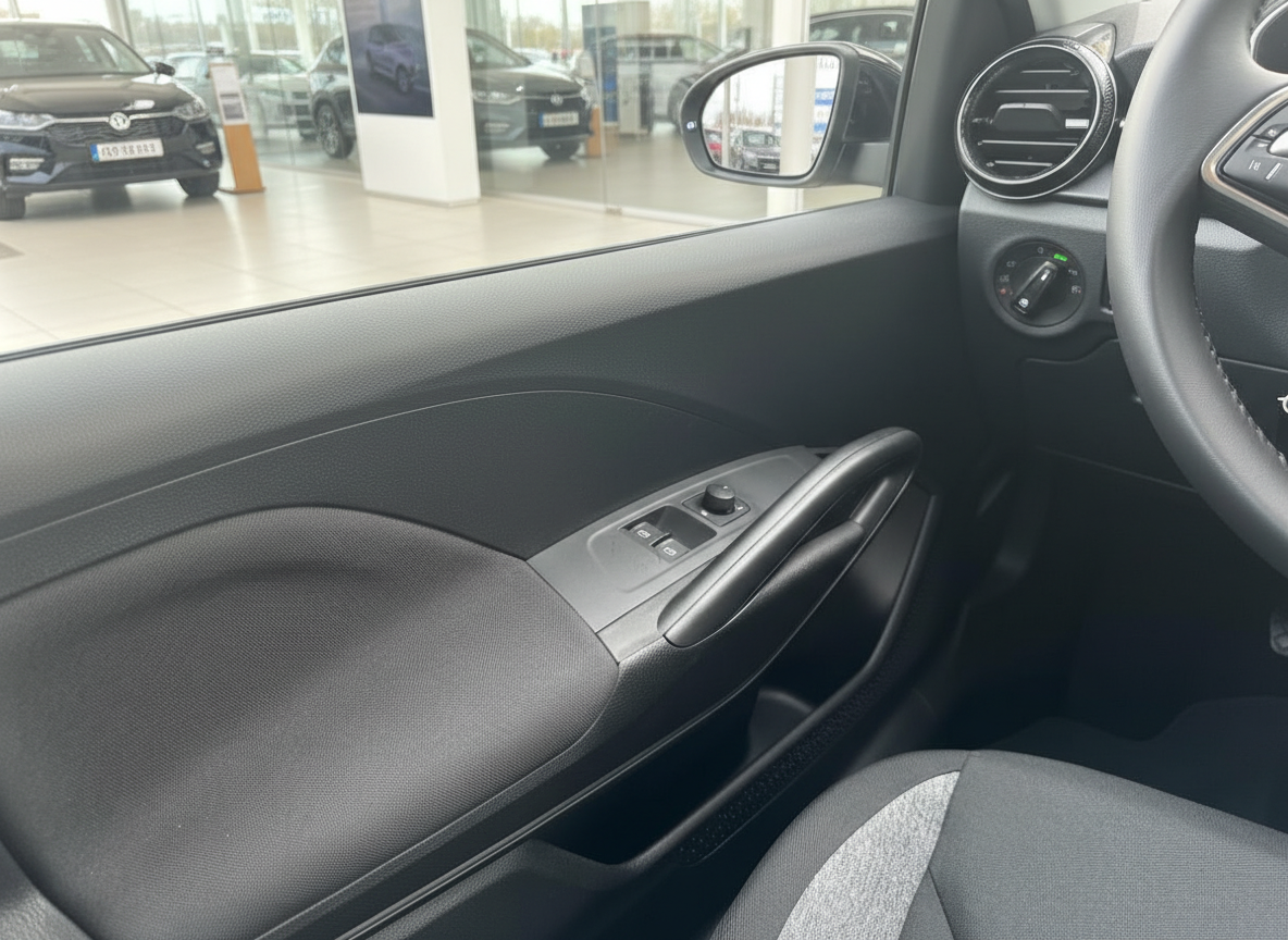 Fahrzeuginnenraum Fahrertür mit Fensterheber, Spiegel und Lüftungsdüse im Autohaus