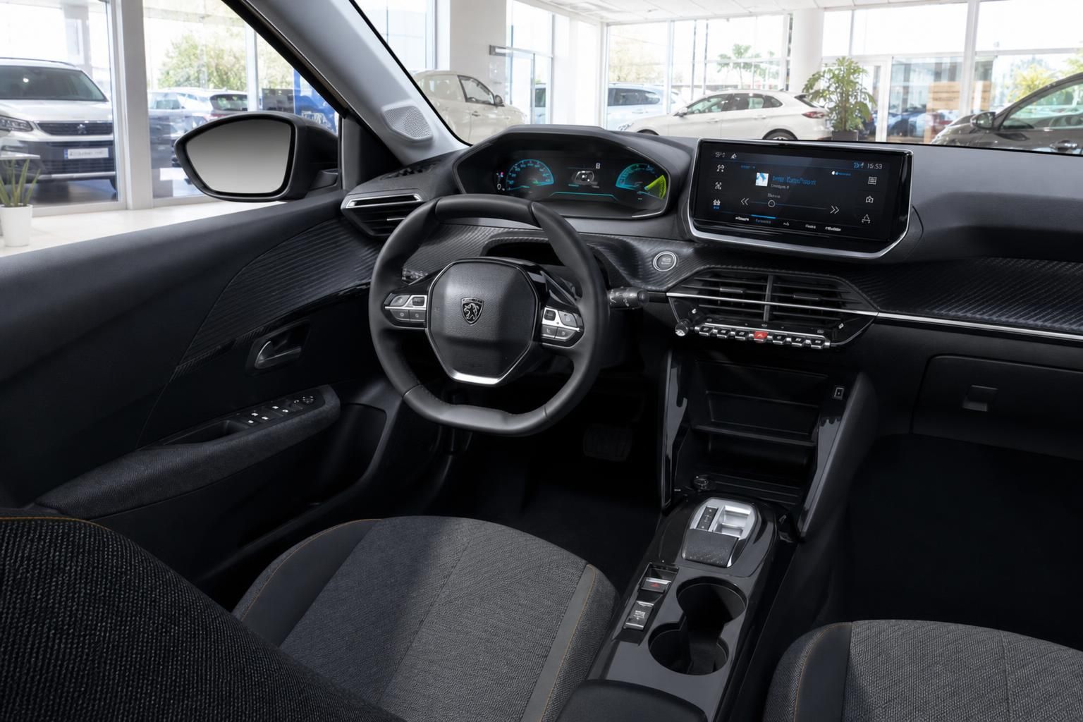 Peugeot 208 Innenraum mit Cockpit, Lenkrad und digitalem Display