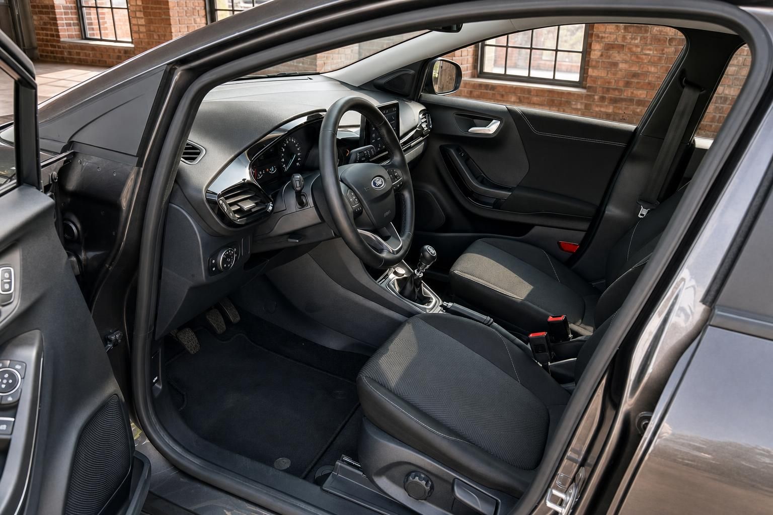 Ford Innenraum Fahrersitz und Cockpit mit Lederlenkrad