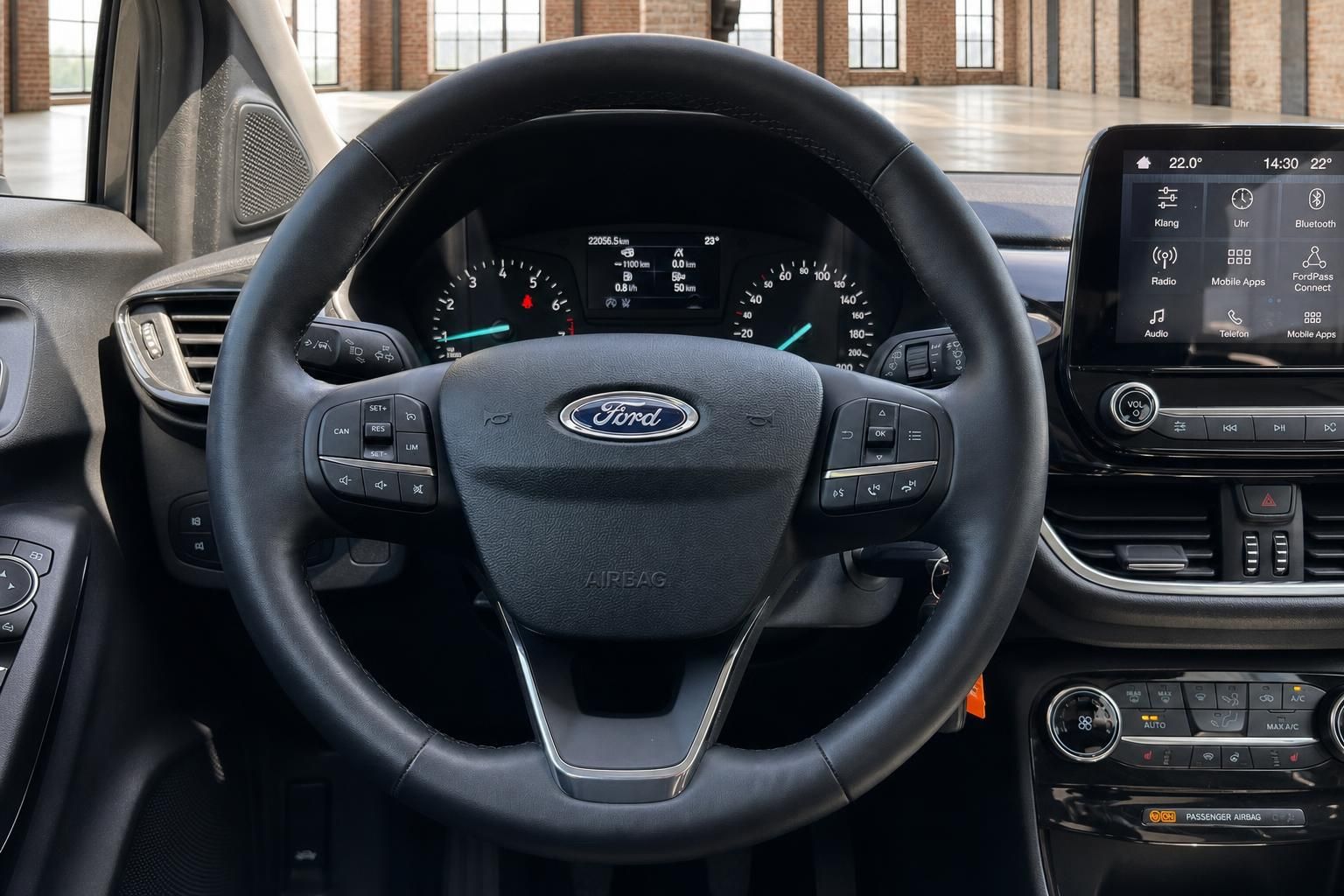 Ford Lenkrad Nahaufnahme mit Tacho und Infotainment