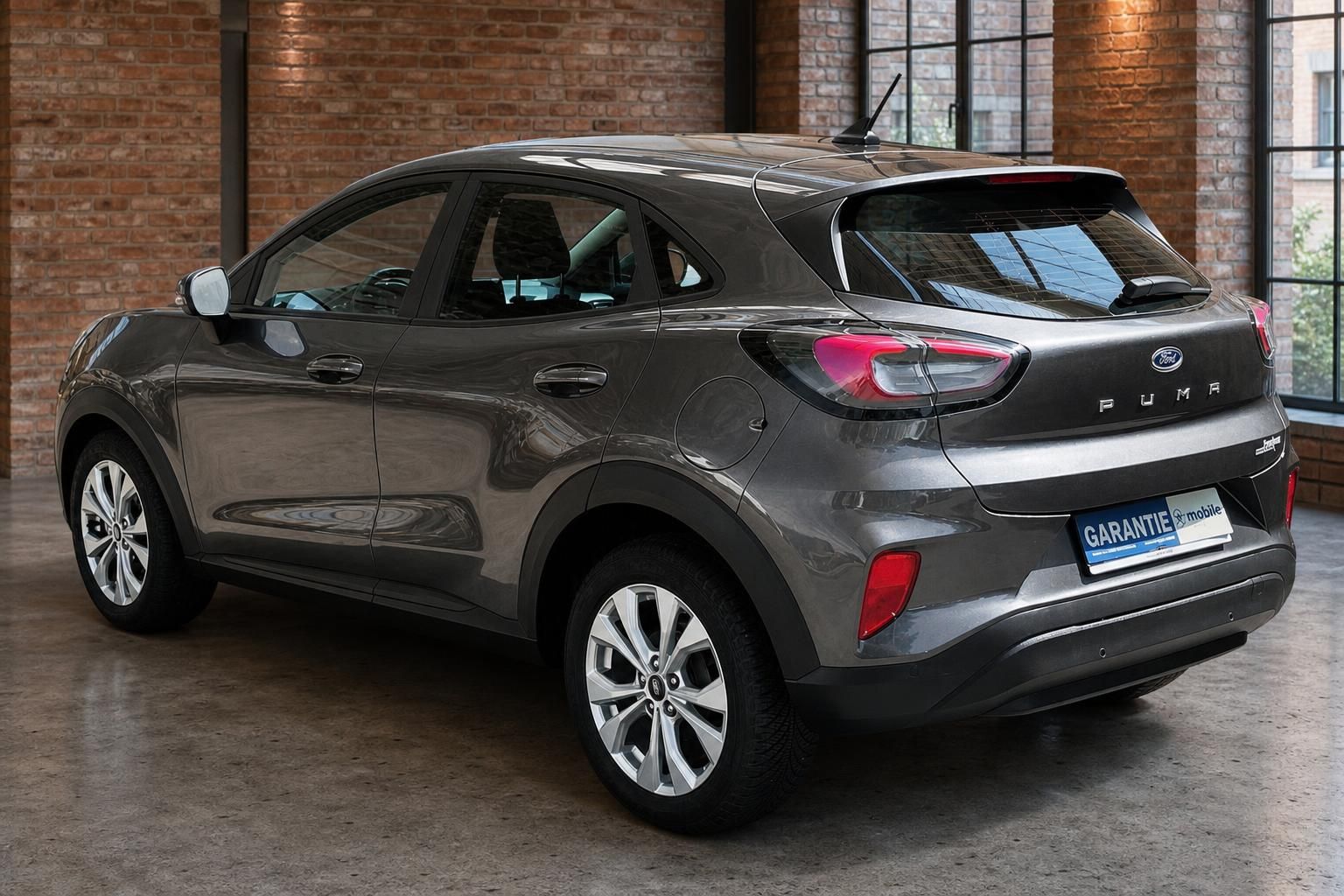 Ford Puma grau Heckansicht seitlich mit Alufelgen