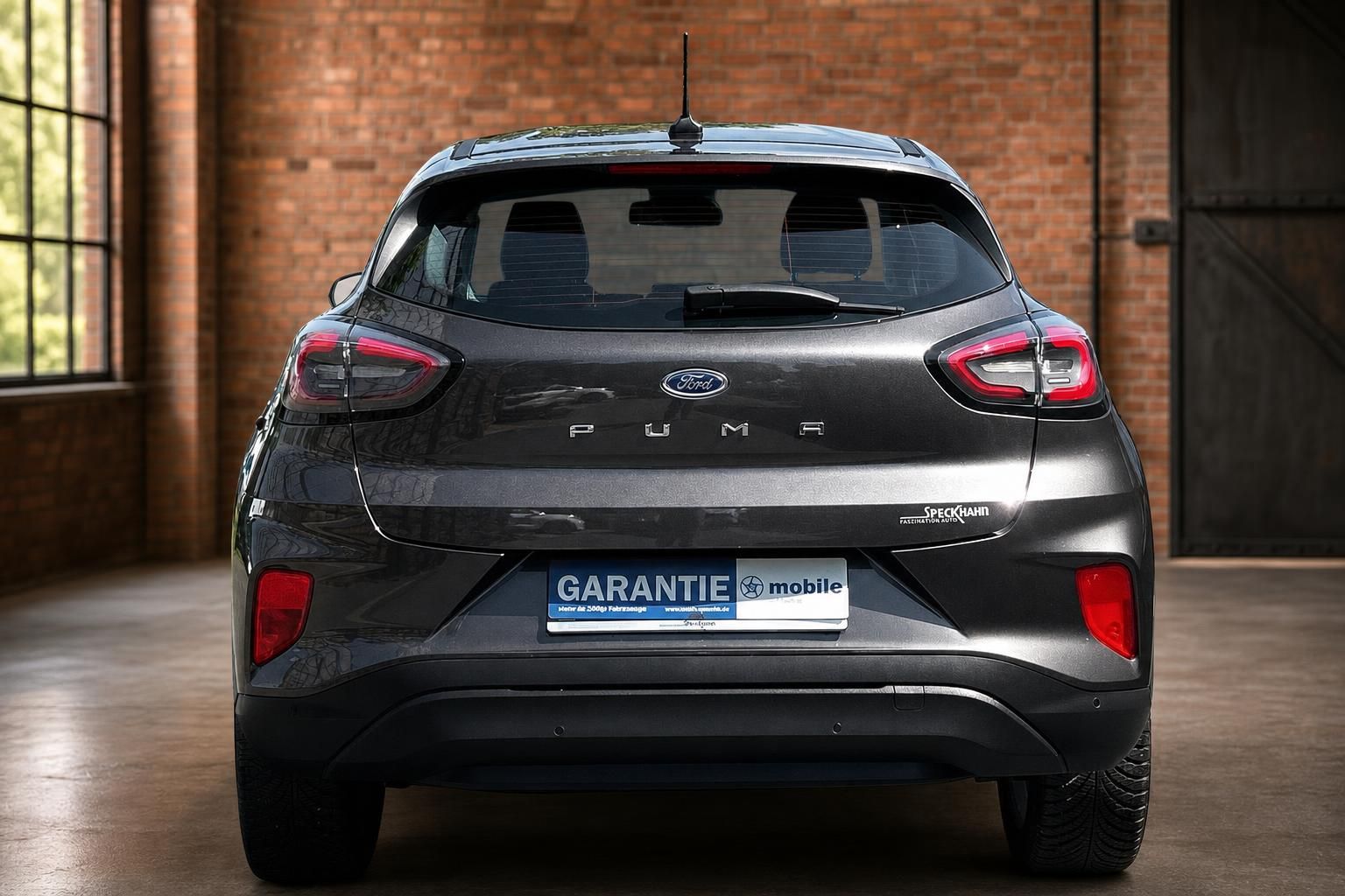 Ford Puma grau Heckansicht frontal mit Rücklichtern