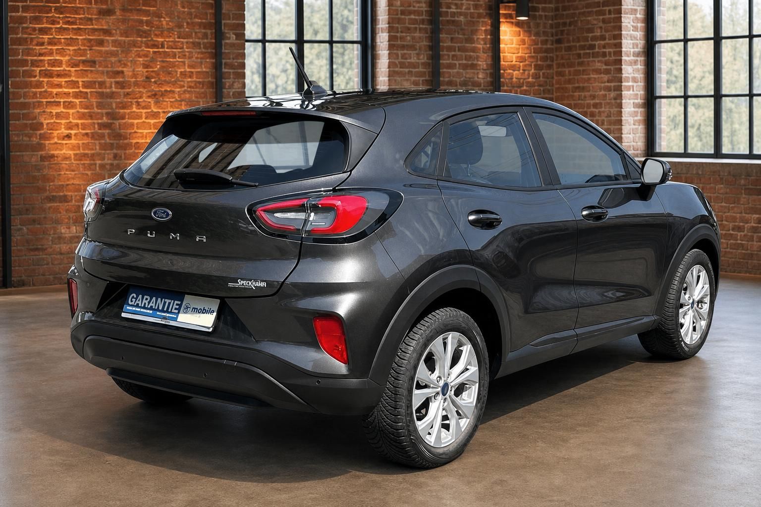 Ford Puma grau metallic Heckansicht seitlich in Fotostudio