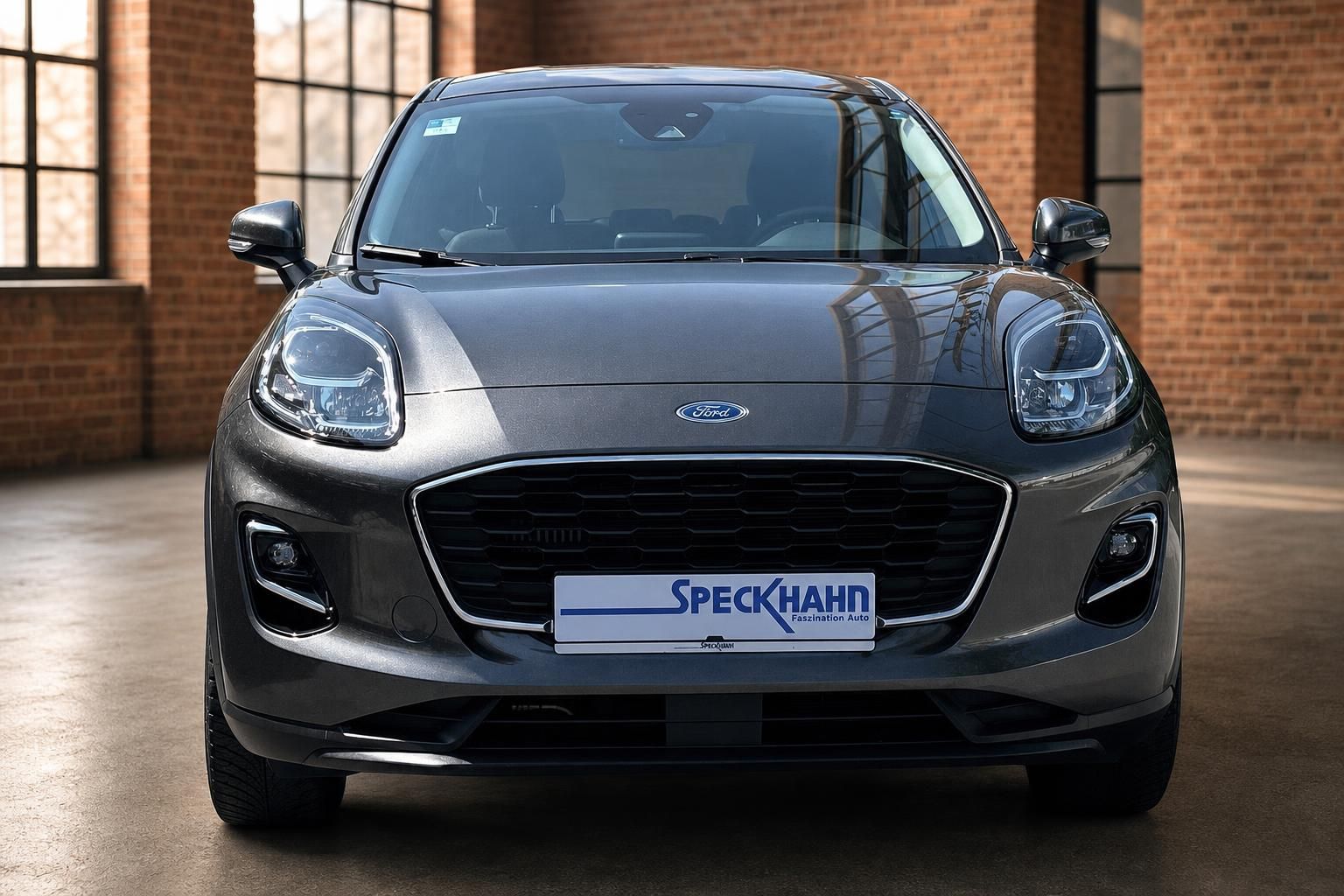 Ford SUV grau Frontansicht mit Kuehlergrill und LED-Scheinwerfern