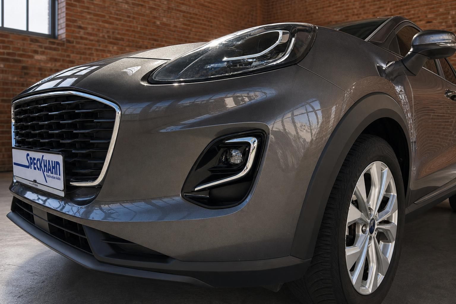 Ford SUV grau Detailansicht Frontscheinwerfer und Kotfluegel