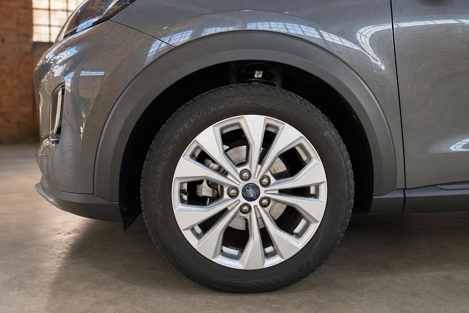 Ford Leichtmetallfelge im Detail an grauem SUV