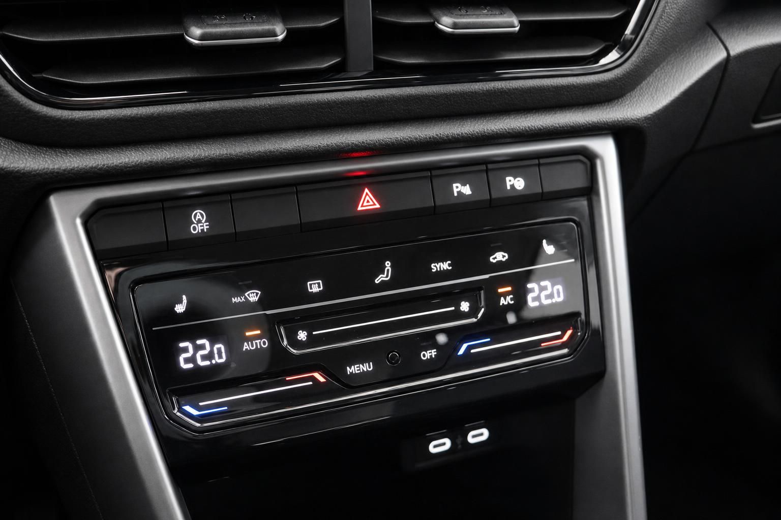 Klimaautomatik und Bedienelemente der Mittelkonsole im Fahrzeuginnenraum