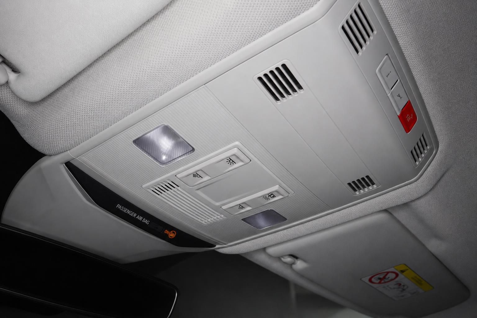 Innenleuchte und Bedienelemente im Dachhimmel des Fahrzeugs