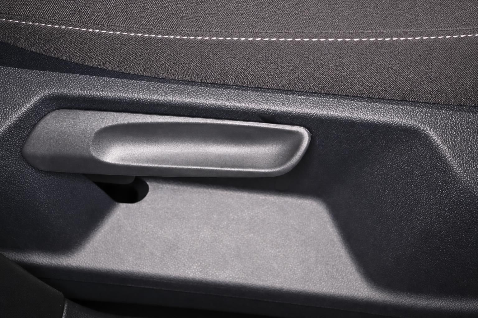 Detailansicht der Türinnengriff und Ablagefach im Fahrzeug