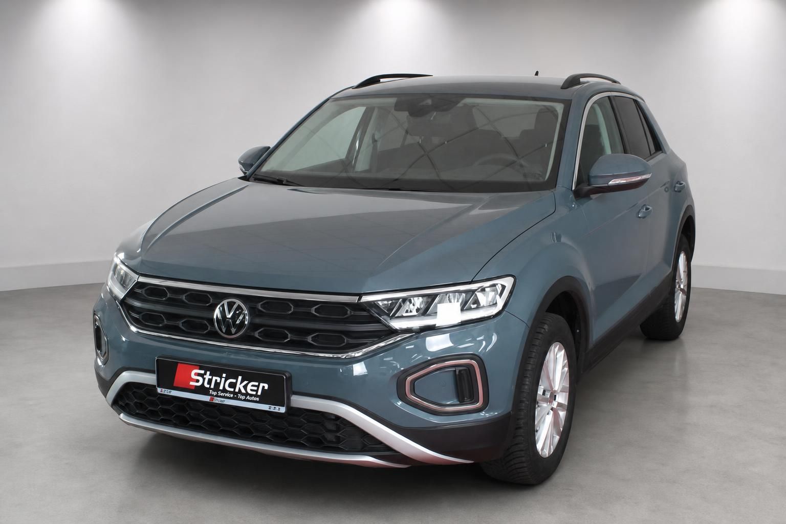 VW T-Roc grau-blau Frontansicht Studioaufnahme