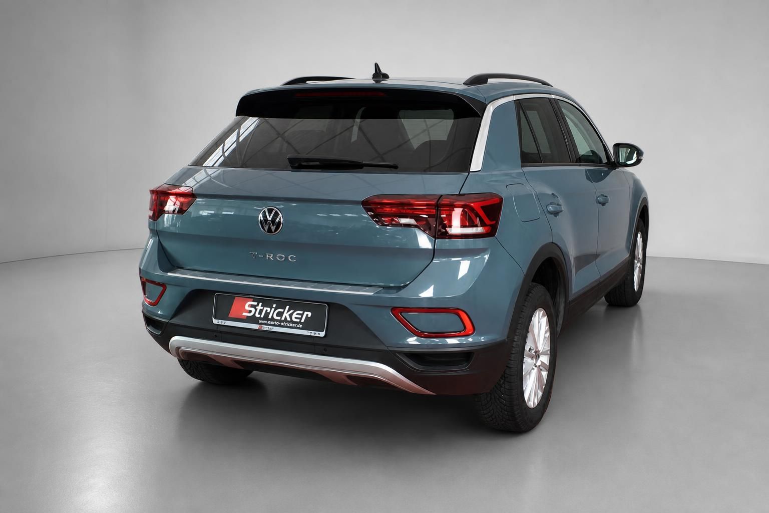 VW T-Roc grau-blau Heckansicht im Studio