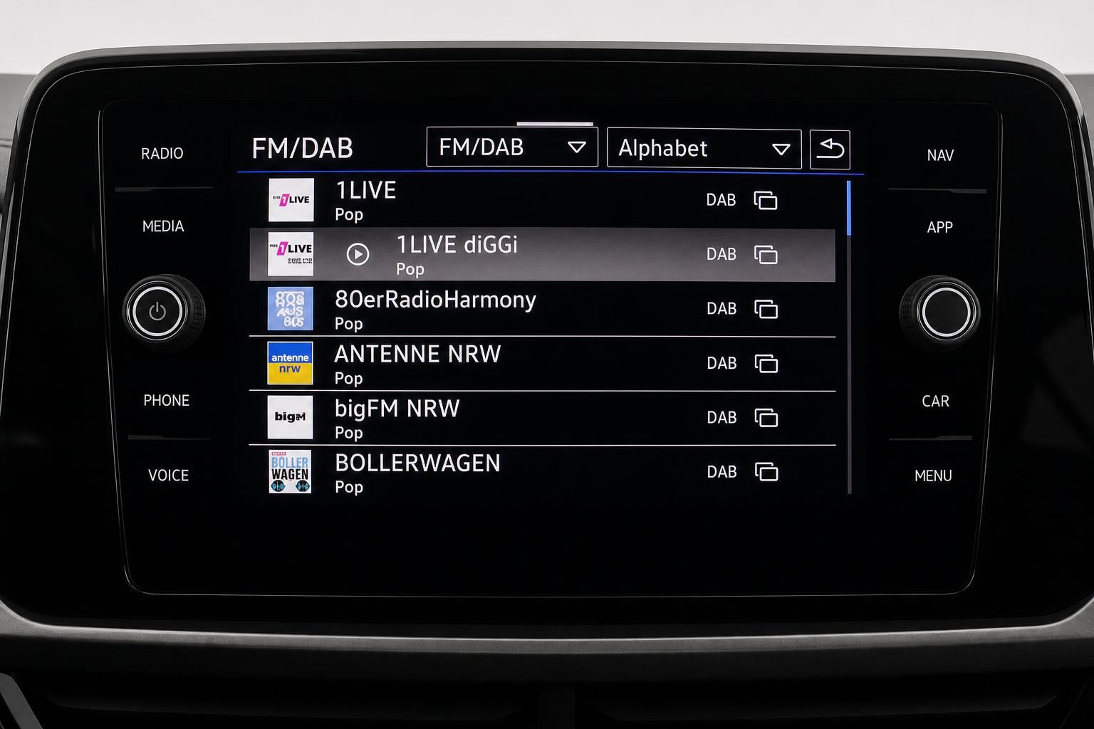 Radio-Menü mit FM/DAB-Sendern im Infotainment-Bildschirm des Fahrzeugs