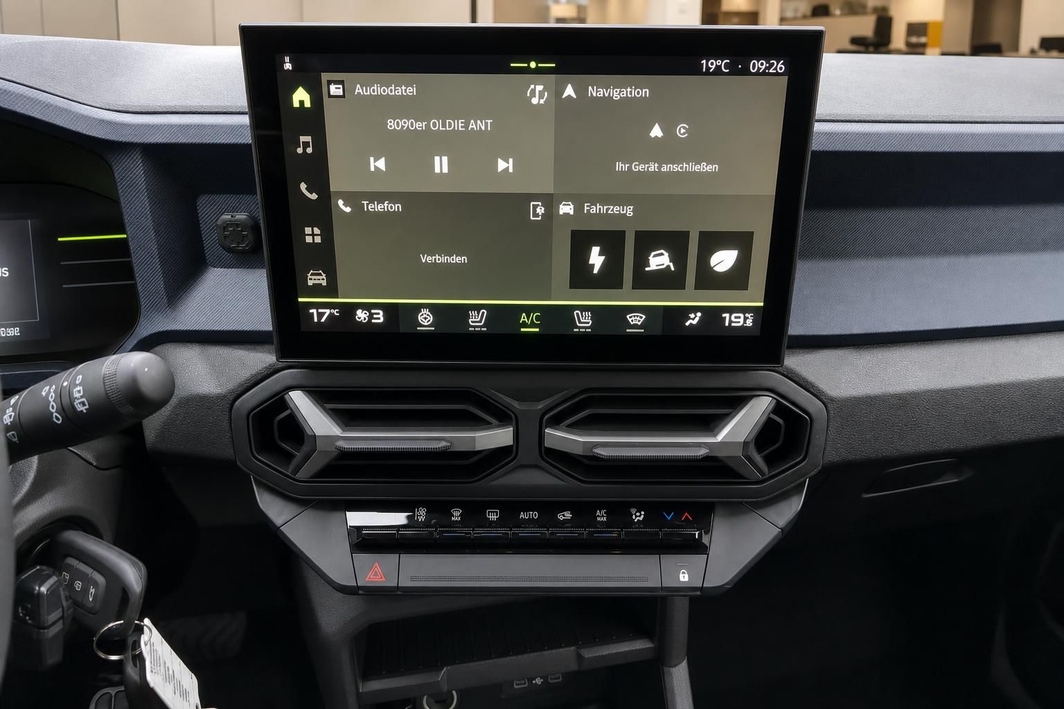 Dacia Touchscreen Infotainment mit Navigation und Klimaanlage im Innenraum