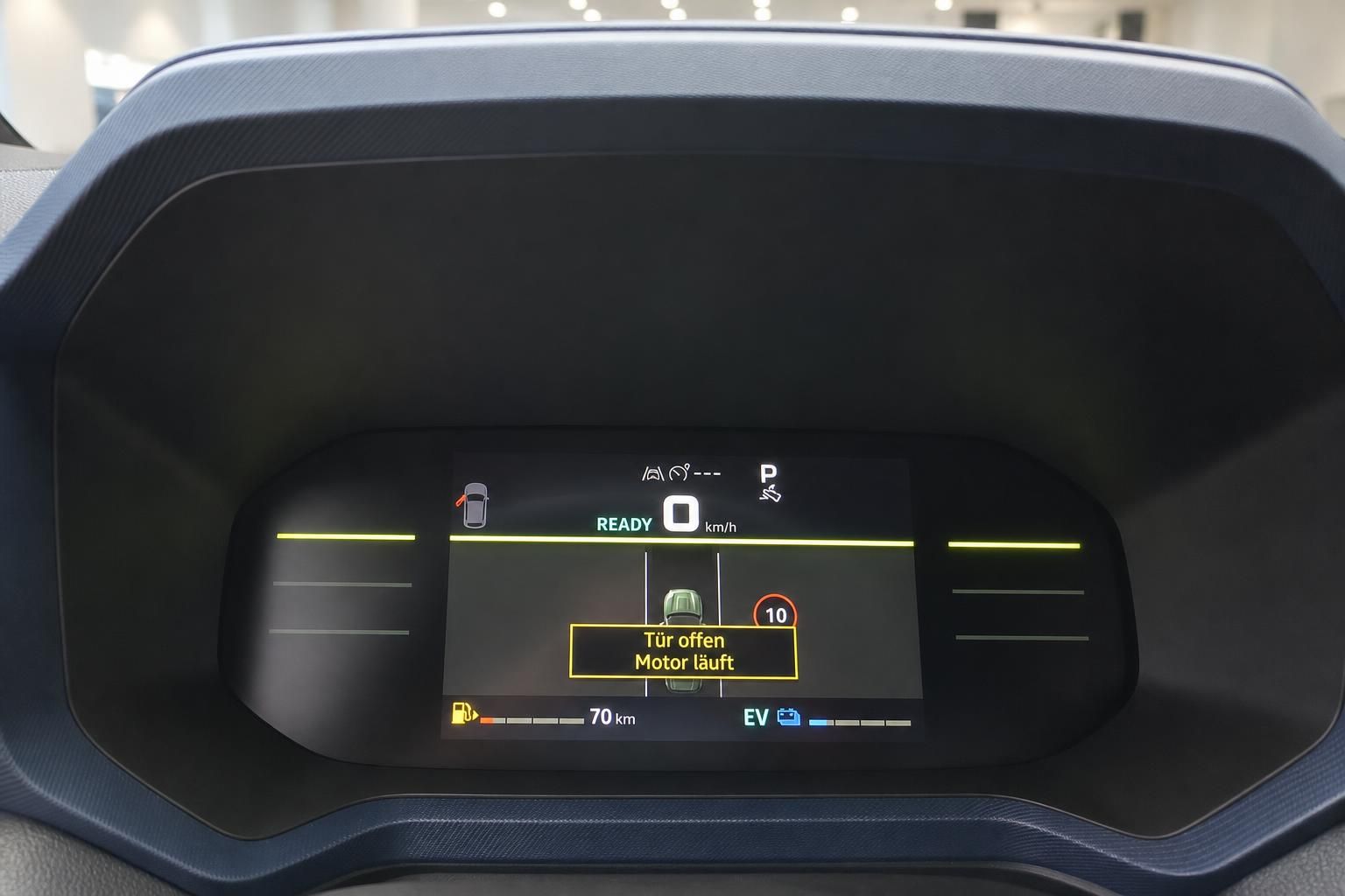 Digitales Kombiinstrument eines SUV mit READY-Anzeige, Spurhalteassistent und EV-Statusanzeige