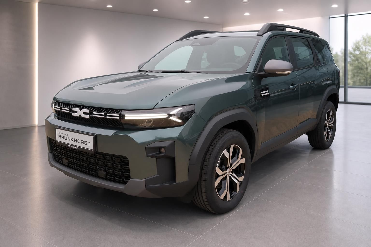 Dacia Bigster SUV grün Frontansicht schräg im Autohaus Brunkhorst Showroom