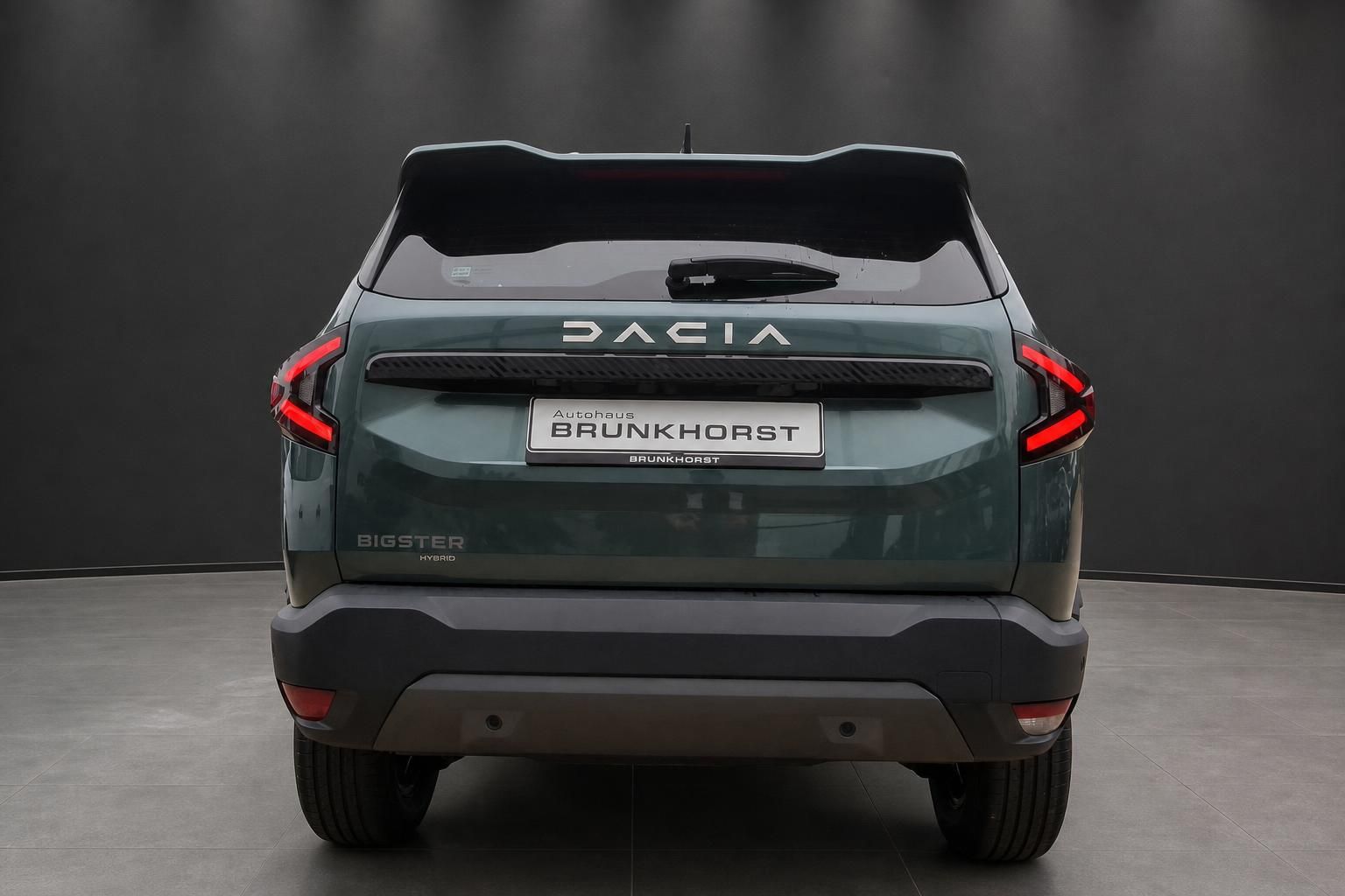 Dacia Bigster Hybrid grün Heckansicht Rückleuchten DACIA Schriftzug Bigster Hybrid Badge