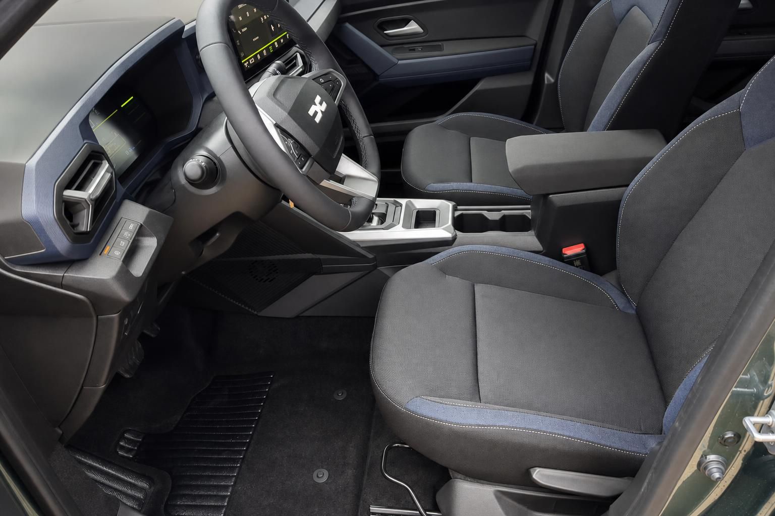 Dacia Bigster Innenraum Fahrersitz Lenkrad Mittelkonsole blau-graue Stoffsitze