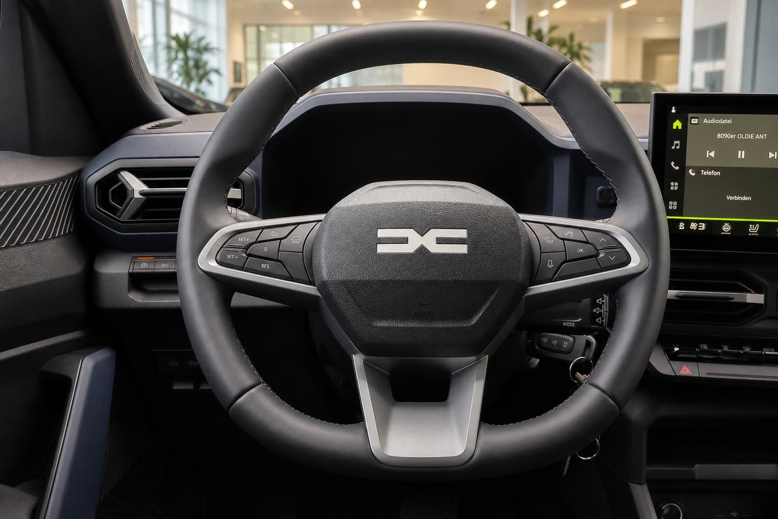 Dacia Lenkrad mit Logo und Infotainment-Display im Cockpit