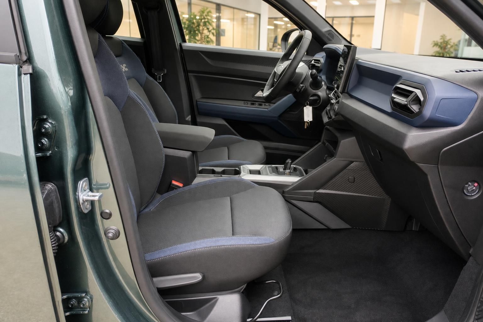 Dacia Innenraum Vordersitze schwarz-blau mit Mittelkonsole und Armaturenbrett