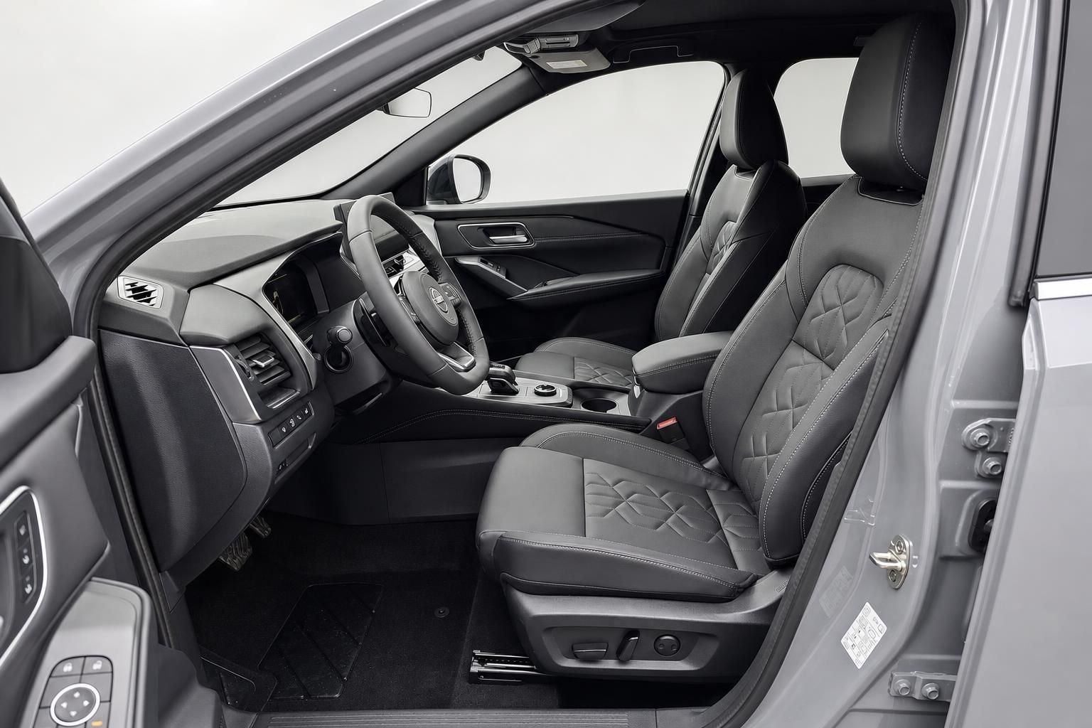 Fahrersitz und Cockpit eines Nissan SUV in Schwarz