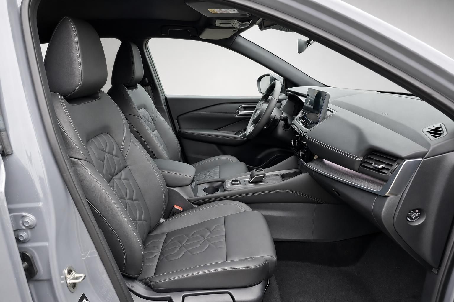 Nissan Innenraum mit schwarzen Lederdirensitzen und Cockpit