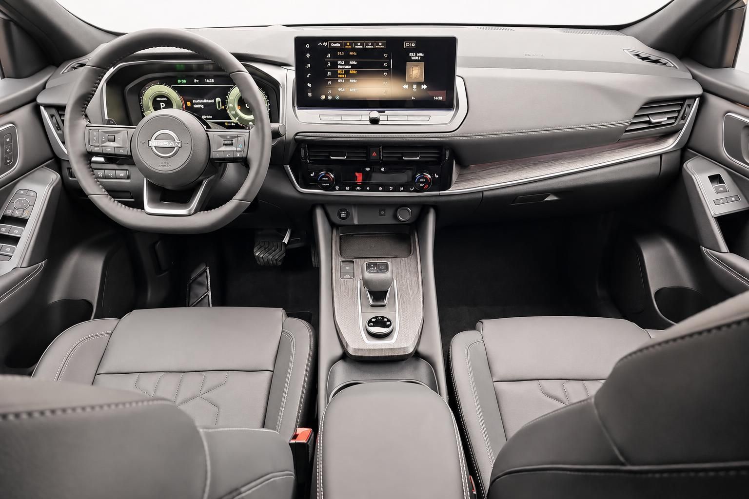Nissan Cockpit mit Lenkrad, Touchscreen und Mittelkonsole
