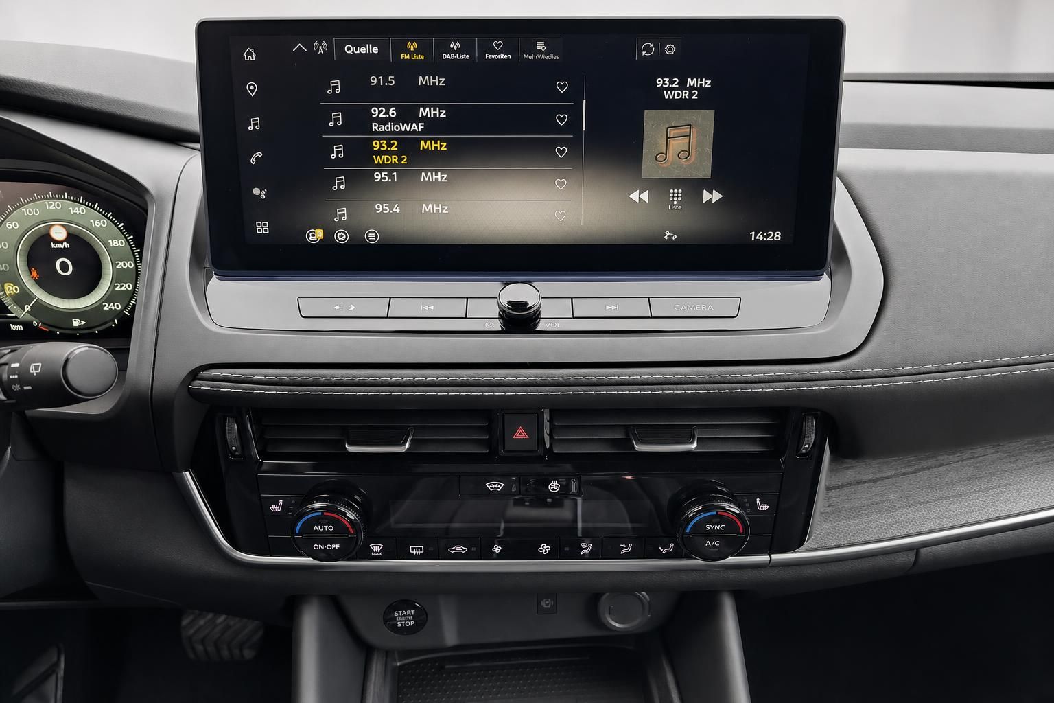 Infotainment Display und Klimabedienung im Fahrzeugcockpit