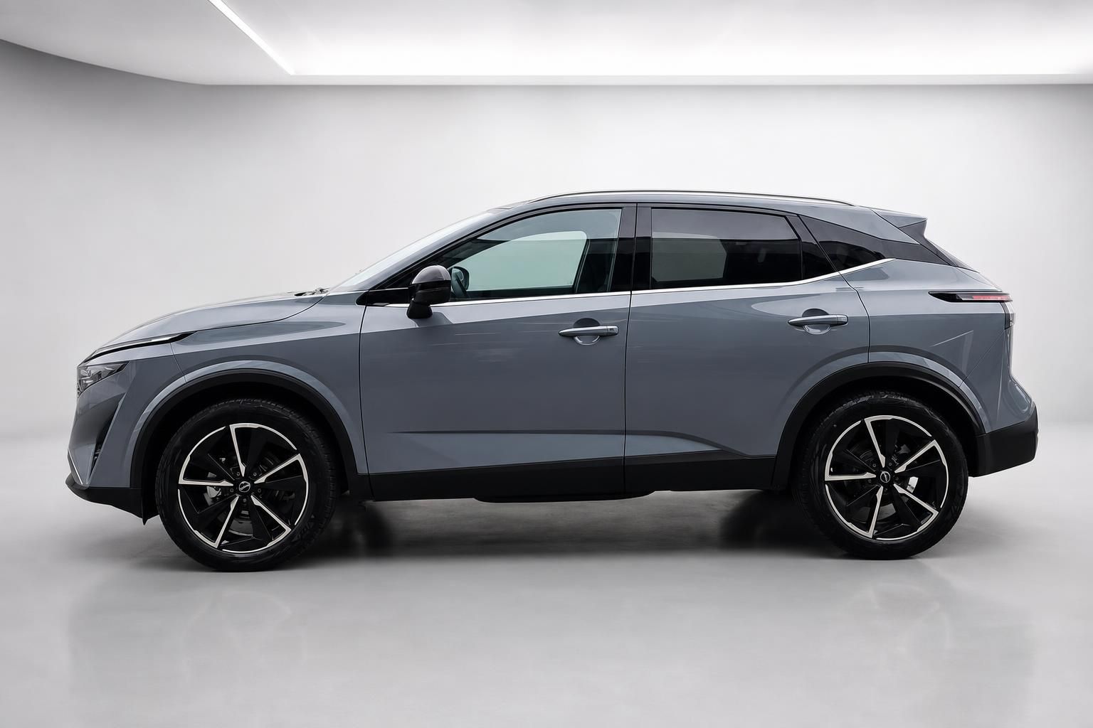 Nissan Qashqai grau Seitenansicht Neuwagen Studio