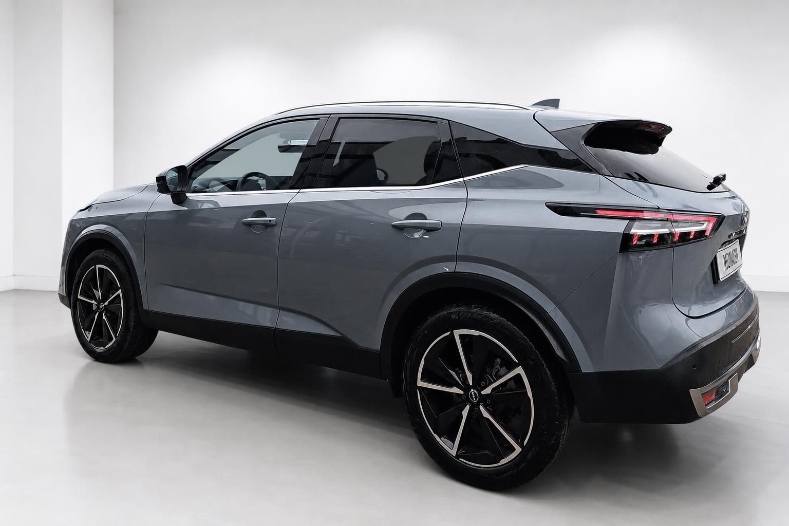 Nissan Qashqai grau Heck seitlich Neuwagen Ansicht