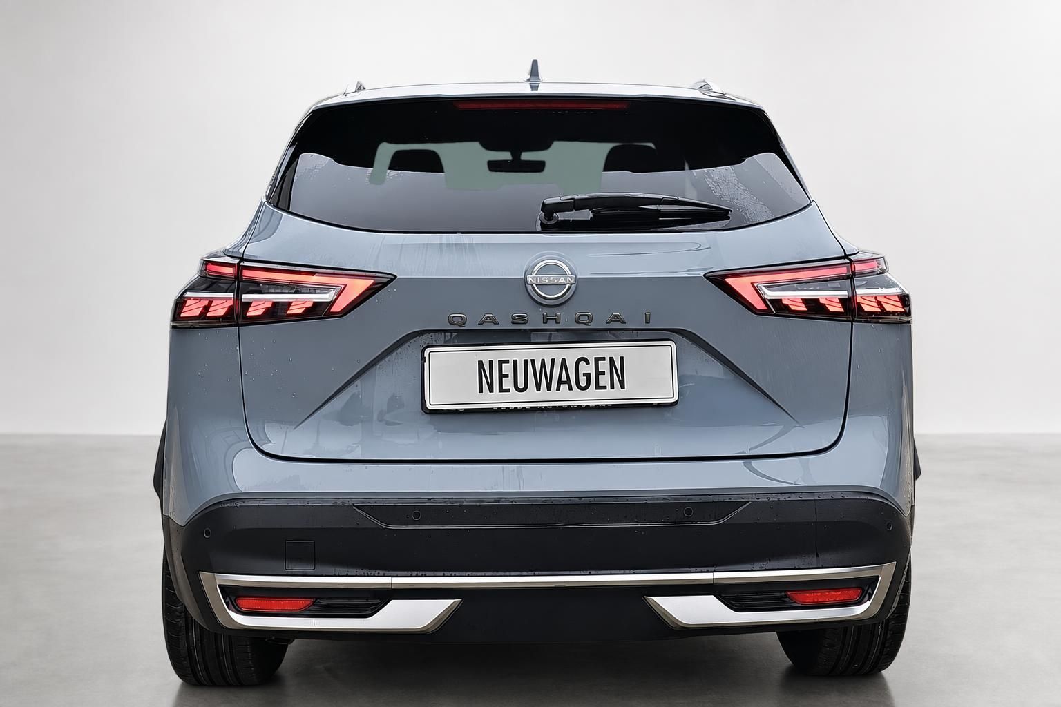 Nissan Qashqai Heckansicht grau mit Rueckleuchten Neuwagen
