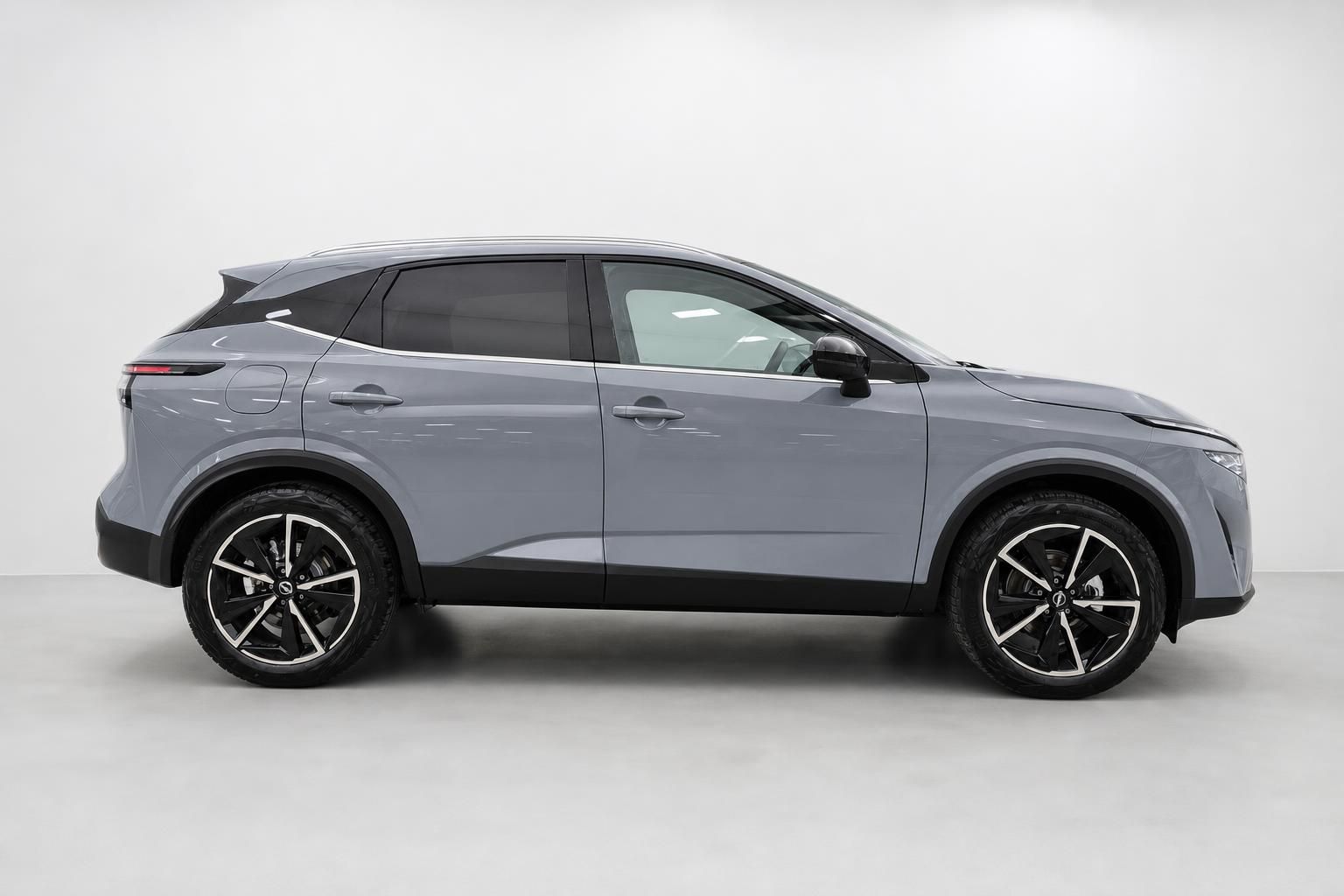 Nissan Qashqai grau Seitenansicht Studio