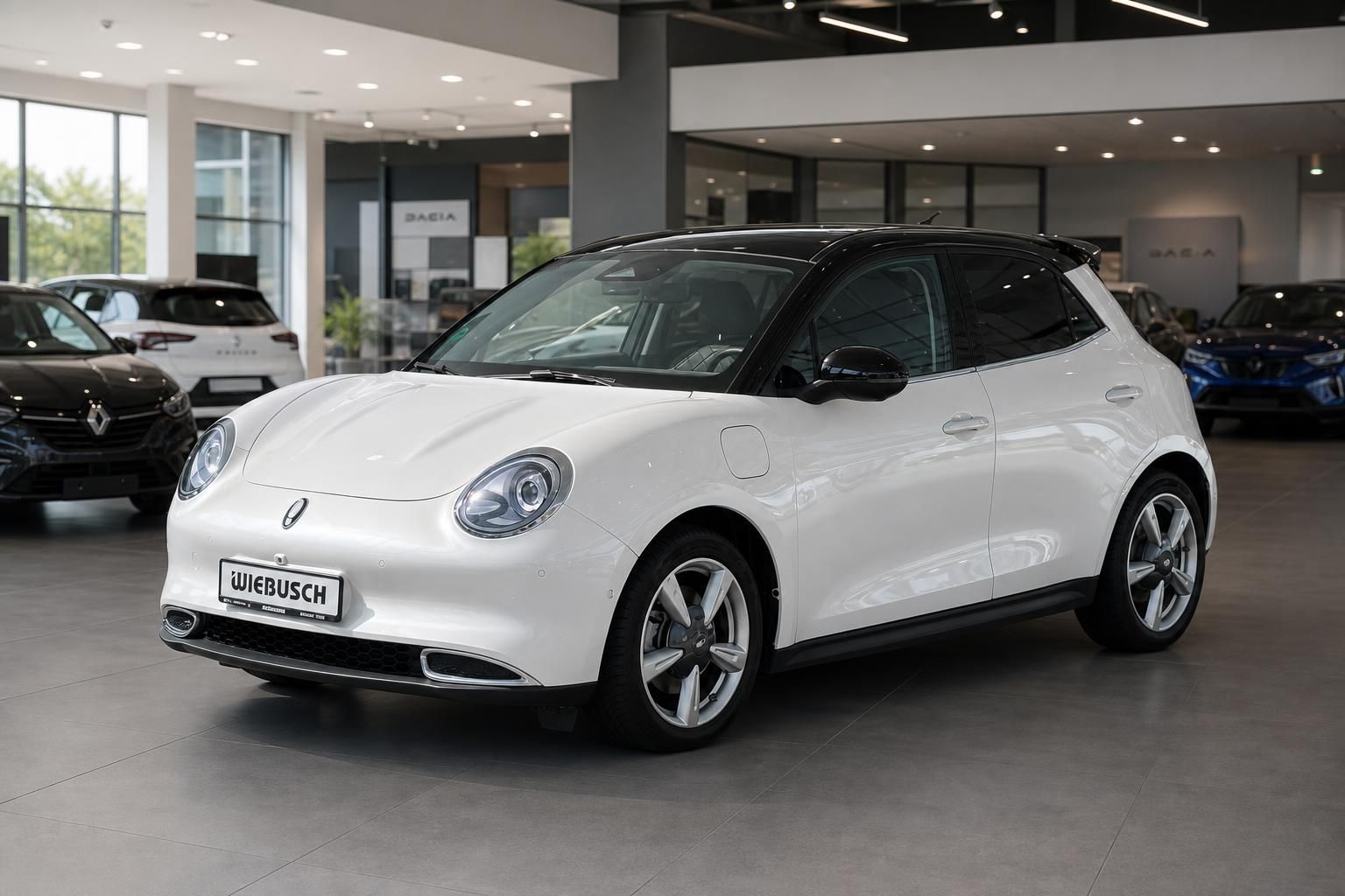 Weißer ORA Elektro-Kleinwagen mit schwarzem Dach im Autohaus - Seitenansicht
