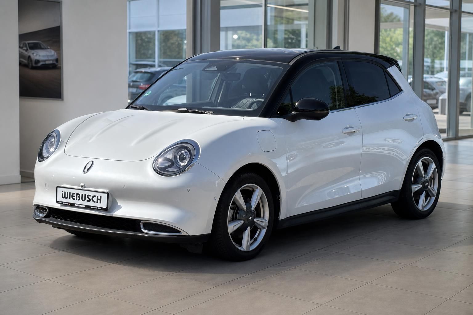 Weißer Elektro-Kleinwagen im Autohaus-Showroom mit modernem Design