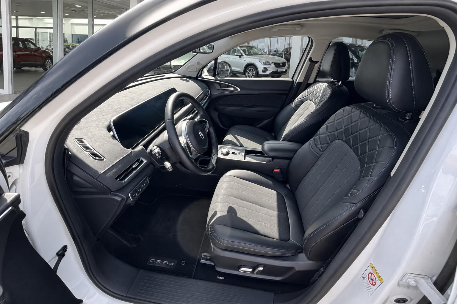 Eleganter Fahrzeuginnenraum mit schwarzen Ledersitzen und modernem Dashboard