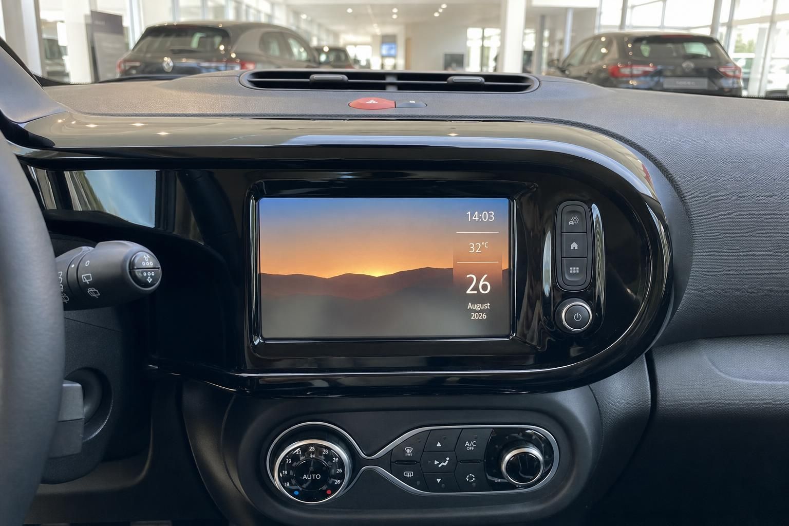Renault Twingo Infotainment-Display mit Uhrzeit und Temperaturanzeige