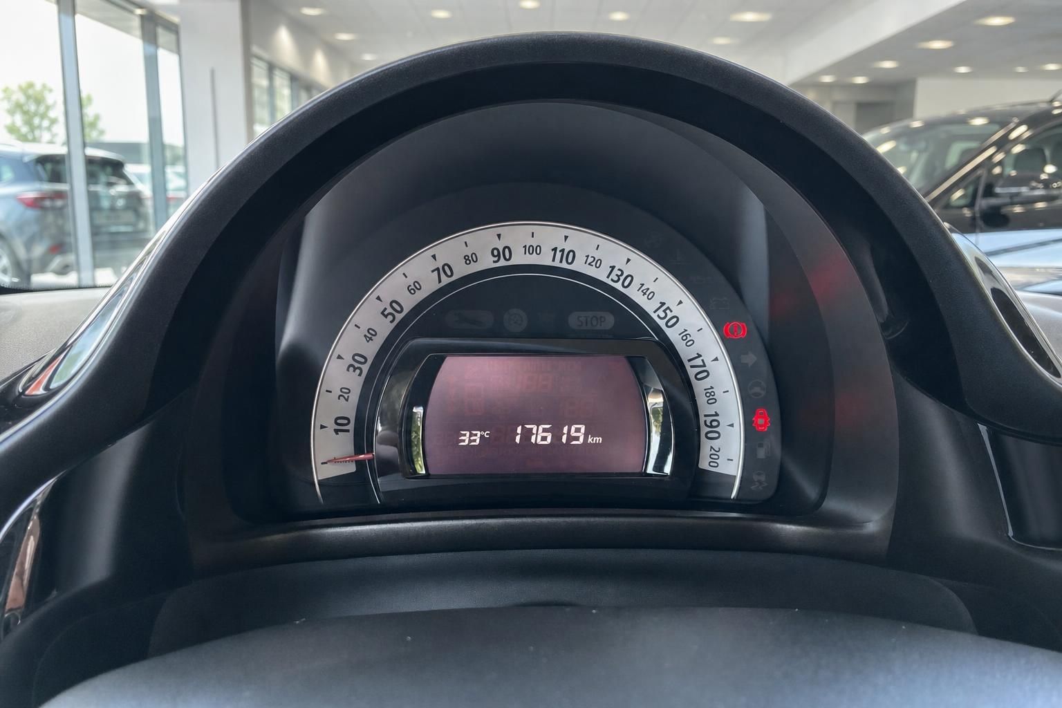 Renault Twingo Tacho mit Kilometerstand und Bordanzeige im Detail