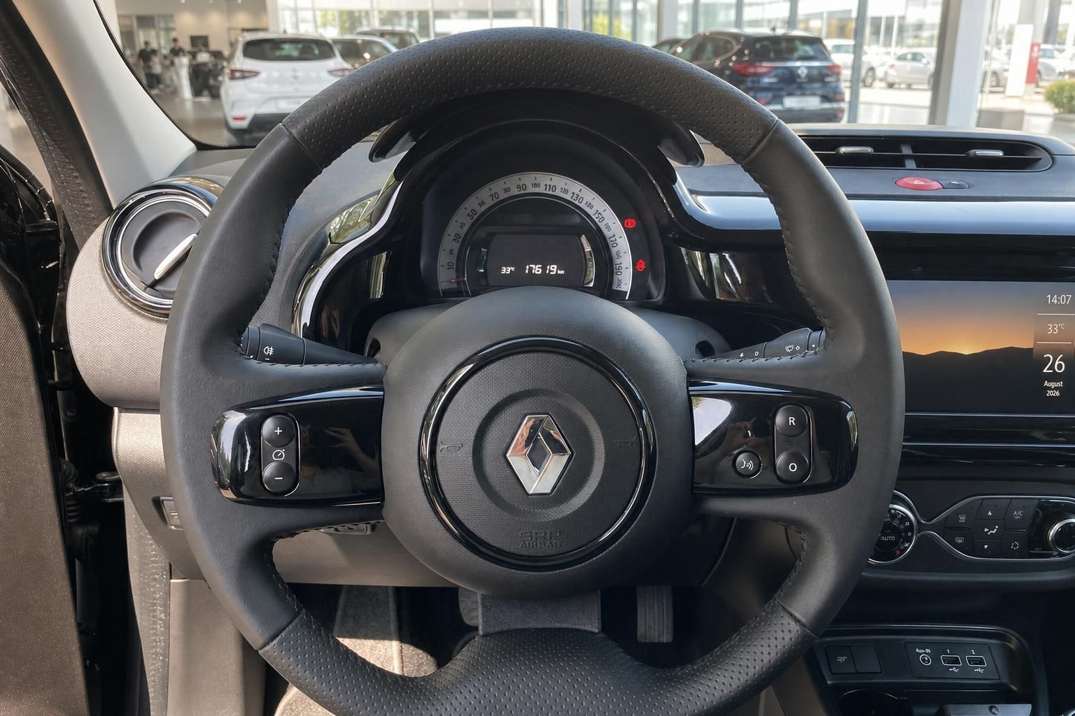 Renault Twingo Lenkrad mit Multifunktionstasten und Tachoanzeige im Cockpit