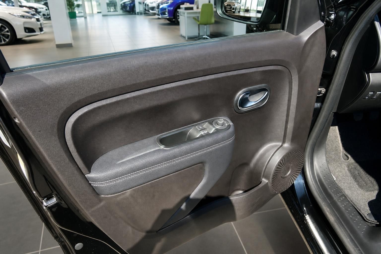 Renault Twingo Türverkleidung mit Fensterheber und Innenraumdetails